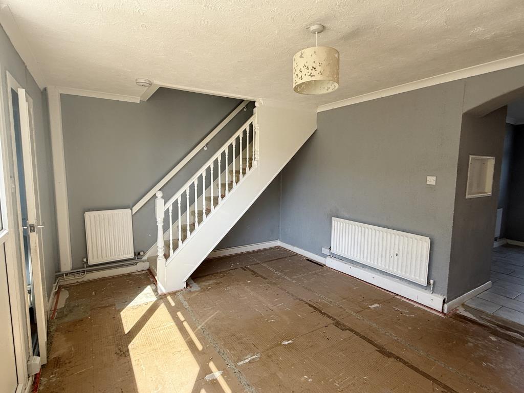 Lot: 14 - HOUSE IN NEED OF IMPROVEMENT - Living Room of Semi in Need of Improvement